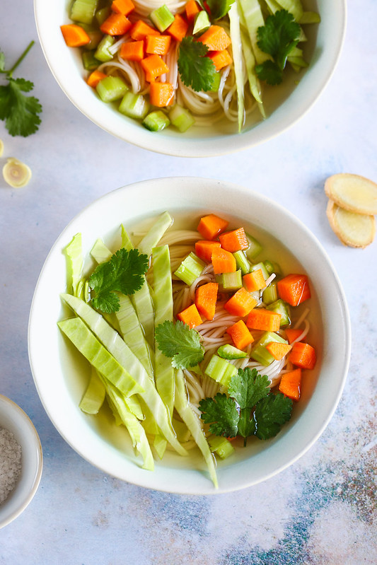 Bouillon aux légumes, pâtes et gingembre